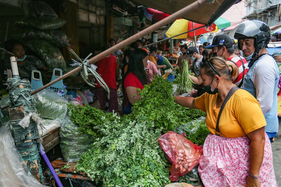 People rush to buy goods at the Divisoria market in Manila