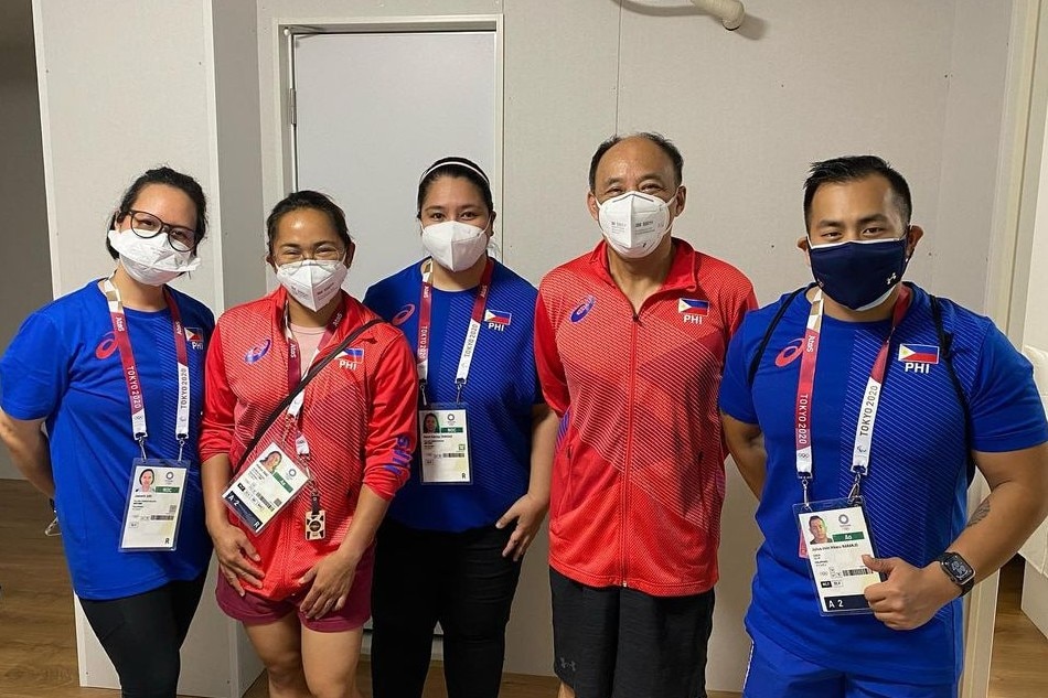 Hidilyn Diaz with Team HD, including coach Gao Kaiwen (second from right). Photo from Diaz's Instagram account