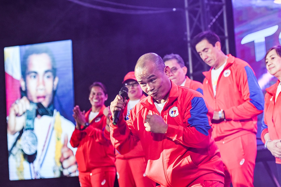 Boxing legend Onyok Velasco gives his message to athletes during the 30th SEA Games athletes send off