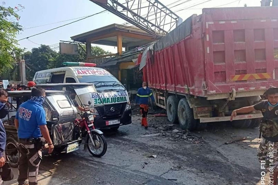 Anim ang sugatan matapos bumangga sa bahay at mga nakaparadang tricycle ang isang dump truck sa Antipolo City.