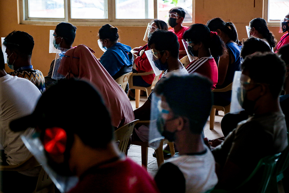 Residents line up for the government’s cash aid