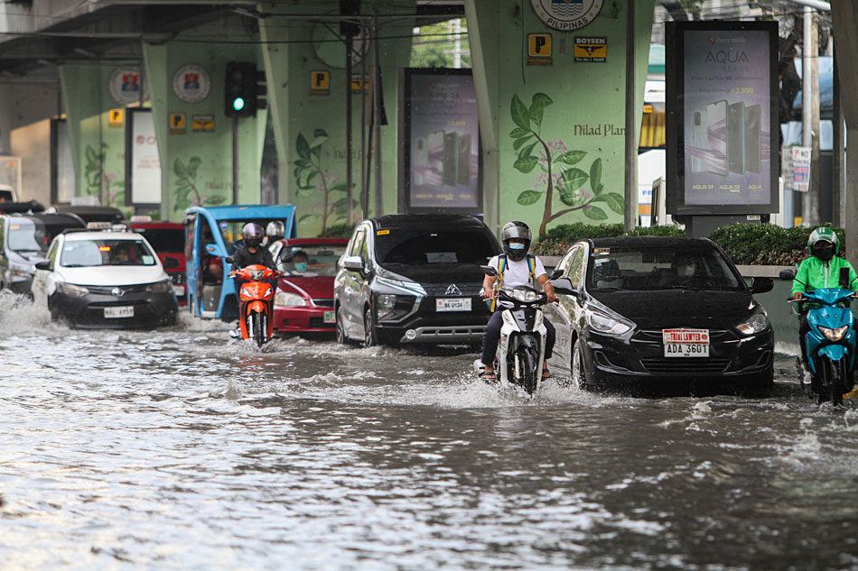 Sudden downpour causes flooding in Manila | ABS-CBN News