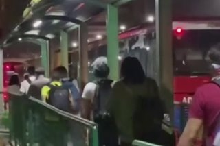 Pila ng mga pasahero sa EDSA Bus Carousel mahaba na
