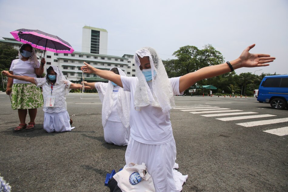 Praying for COVID-19 patients | ABS-CBN News