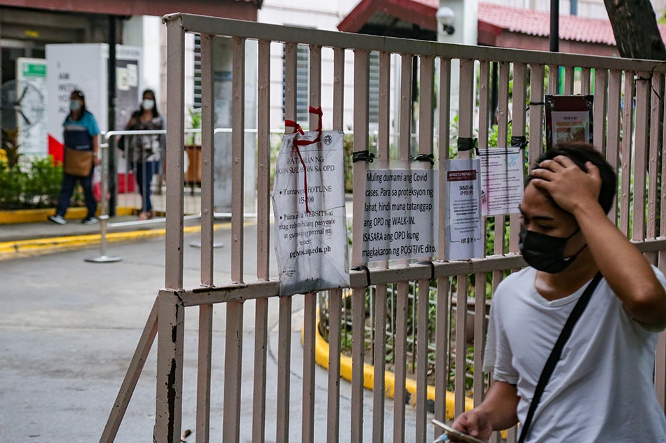Naglalakad ang isang pedestrian sa labas ng Philippine General Hospital sa Maynila noong Agosto 24. 