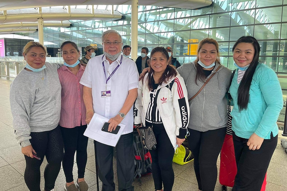 菲律宾驻英国大使安东尼奥·拉格达梅奥陪同从阿富汗撤离的菲律宾人前往机场，搭乘航班返回菲律宾。 牧师和小何塞·博阿奎纳摄