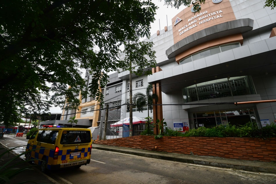 随着 COVID-19 病例继续上升，奎松市的罗萨里奥·麦克朗·包蒂斯塔综合医院于 2021 年 8 月 26 日宣布满负荷运转。 Mark Demayo，ABS-CBN 新闻