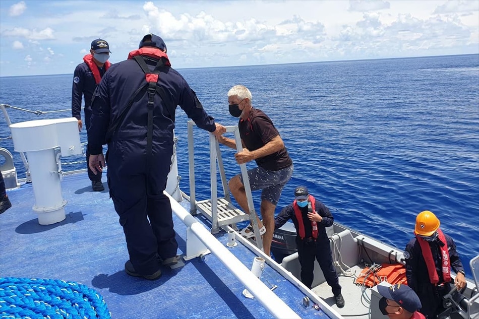 Le Français Peter Niklaus monte à bord du navire des garde-côtes philippins après avoir été secouru au large de la mer de Sulu.  Photo gracieuseté de BRP Bagacay