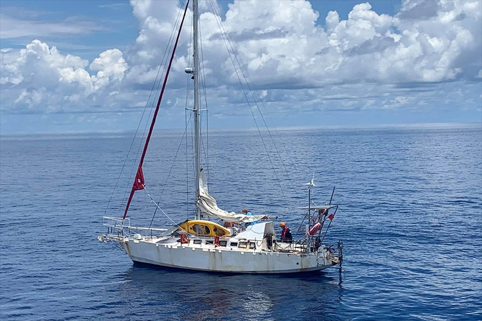 Peter Niklaus était resté bloqué en mer pendant 20 jours après que son yacht ait rencontré des problèmes de moteur et ait dérivé vers les environs de la mer de Sulu, où des gardes-côtes l'ont secouru le 26 août 2021.  Photo gracieuseté de BRP Bagacay