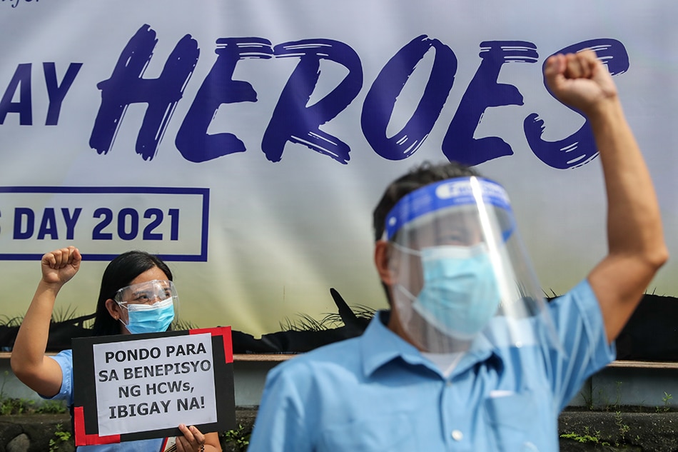 Nagprotesta sa tapat ng St Luke’s Hospital sa Quezon City ang mga health worker, Agosto 30. 2021. Jonathan Cellona, ABS-CBN News