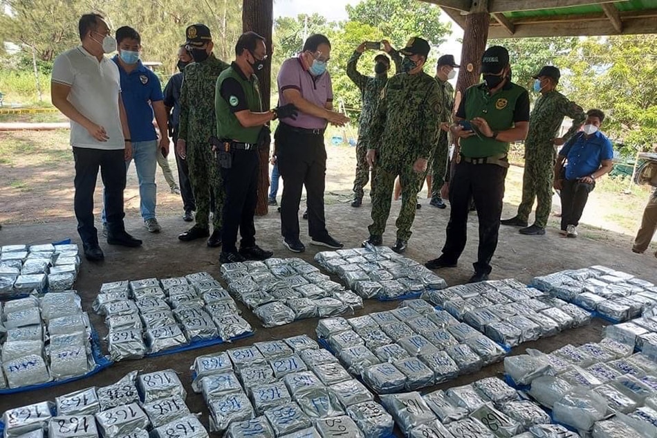 Police and Philippine Drug Enforcement Agency agents inspect P3.4 billion worth of shabu seized from four Chinese suspects who were killed during a drug bust in Zambales in Sept. 2021. Photo courtesy of Police Regional Office 3