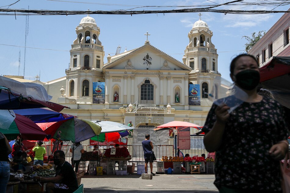 Devotees offer prayers outside the Quiapo Church on Aug. 6, 2021. Jonathan Cellona, ABS-CBN News