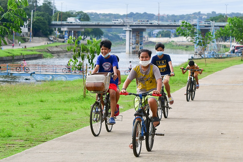Nagbibisikleta ang ilang mga bata malapit sa Marikina River sa Marikina City noong Hulyo 13, 2021. 