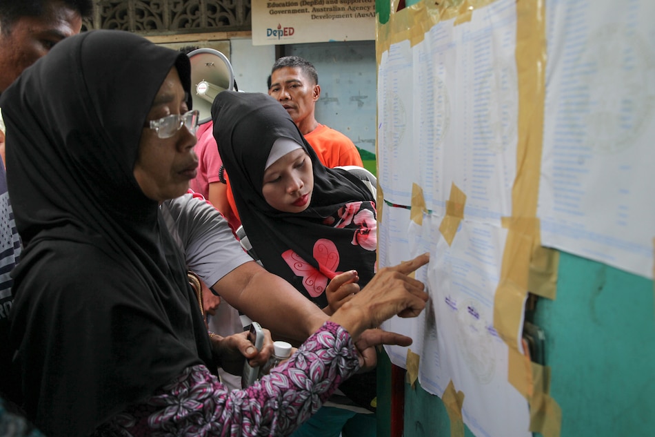 Residents in Sultan Kudarat look for their names from the Commission on Elections list of voters for the Bangsamoro Organic Law plebiscite at the Simuay Junction Crossing Elementary School, January 21, 2019. Jonathan Cellona, ABS-CBN News/file