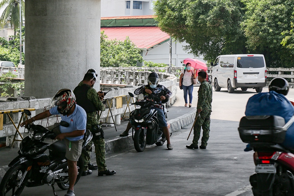 Checkpoint sa may tulay sa Santa Ana, Maynila noong Agosto 18, 2021.