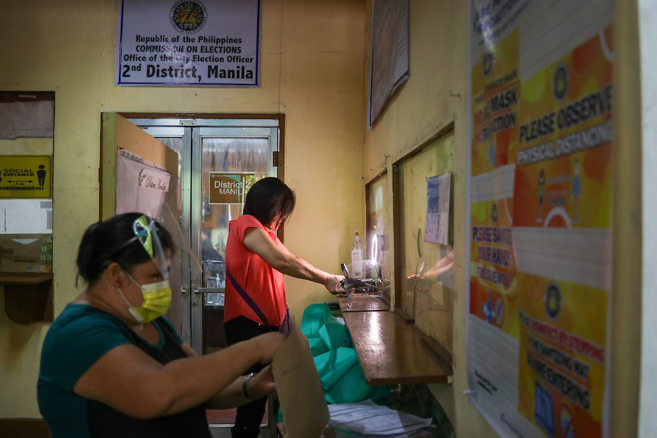 Voter registration at a Comelec office. Jonathan Cellona, ABS-CBN News/File