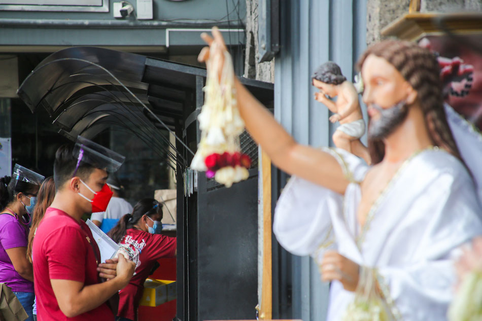  Catholic devotees offer prayers outside the St. Peter Parish along Commonwealth Avenue in Quezon City on September 15, 2021.  Jonathan Cellona, ABS-CBN News