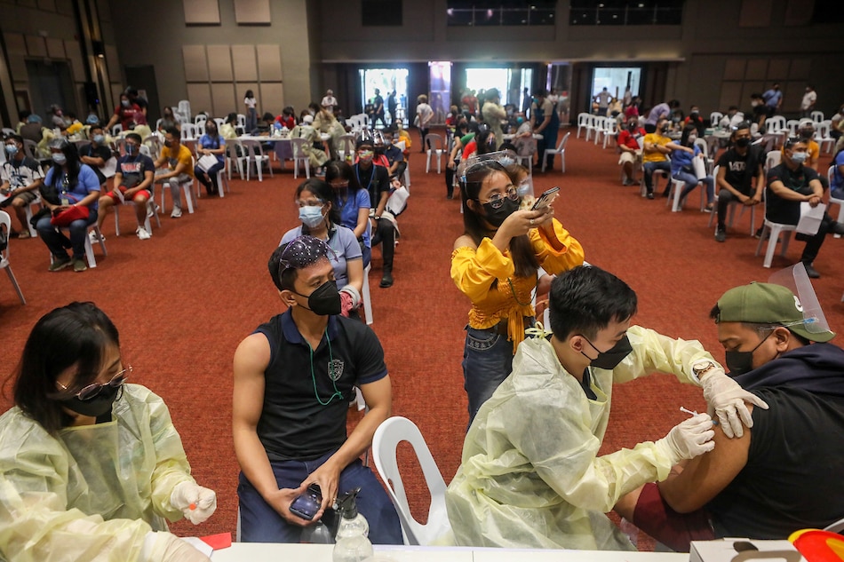 Health workers inoculate San Fernando, Pampanga residents under the A4 category against COVID-19 during the Office of the Vice President’s Vaccine Express initiative at the Laus Convention Center on Sept. 17, 2021. Jay Ganzon, OVP 