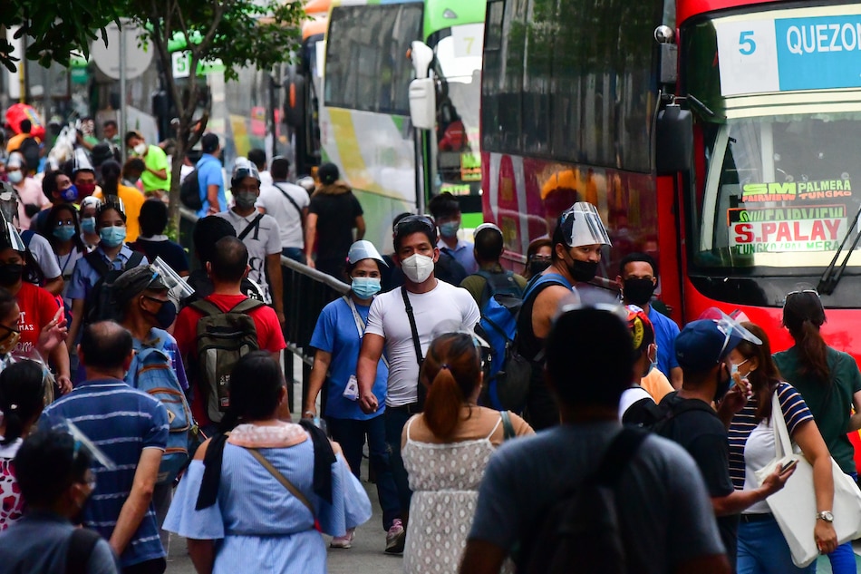 Mga commuter sa isang EDSA bus stop noong Agosto 4, 2021. Mark Demayo, ABS-CBN News
