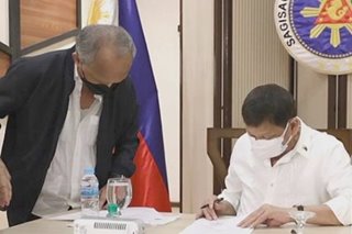 Duterte pinirmahan ang nominasyon bilang VP candidate