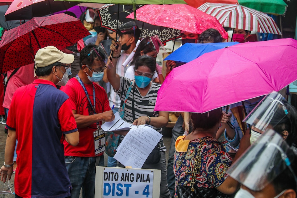 Residents line up to register as voters for the 2022 national elections at the Commission on Elections (Comelec) office in Manila on September 07, 2021. Jonathan Cellona, ABS-CBN News