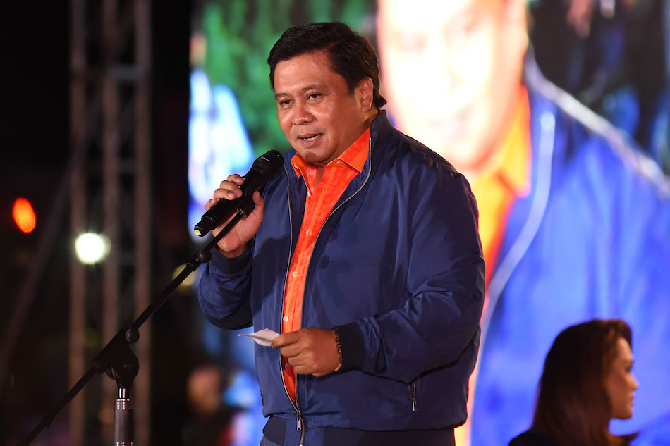 Former senator Jinggoy Estrada takes the stage as guest candidate during mayoral candidate Abby Binay’s “Team Performance” miting de avance held in Makati on May 10, 2019. George Calvelo, ABS-CBN News/file 
