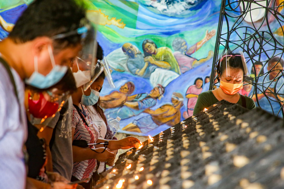 People offer prayers at the Baclaran church on September 29, 2021. Jonathan Cellona, ABS-CBN News