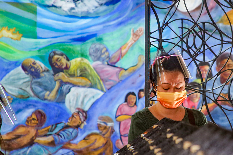 People offer prayers at the Baclaran Church on September 29, 2021. Jonathan Cellona, ABS-CBN News