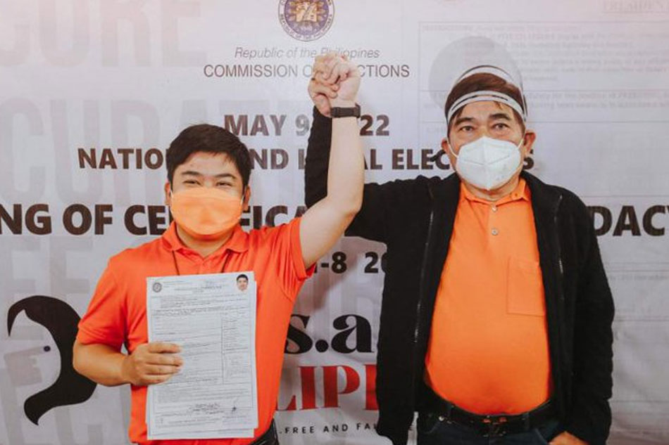 Father and son incumbent Mayor Oscar Malapitan and Rep. Dale Malapitan file their respective certificates of candidacy in Caloocan City. Caloocan City Public Information Office