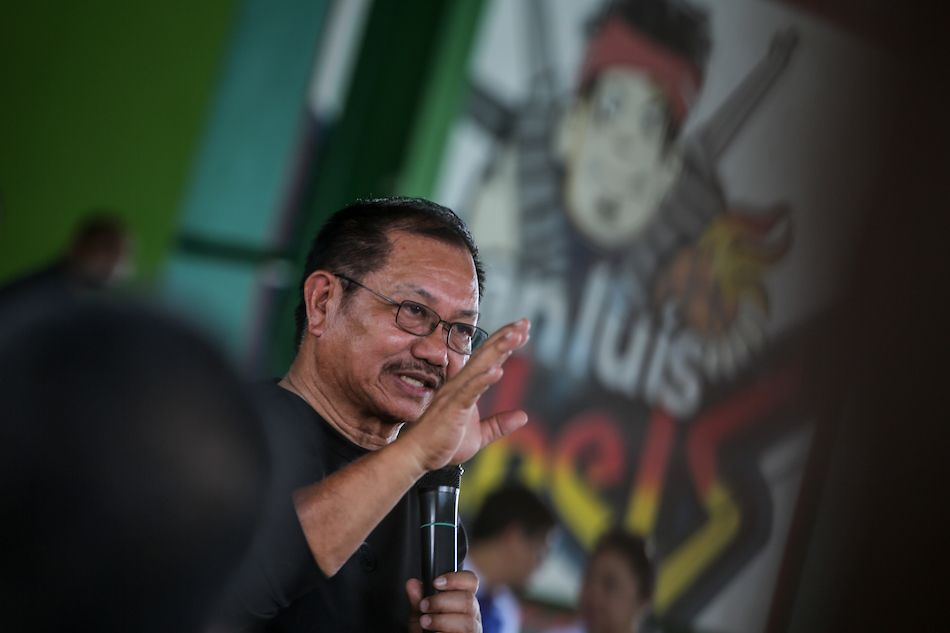 Agriculture Secretary Manny Pinol speaks to poultry farmers in San Luis Pampanga on Tuesday. Jonathan Cellona, ABS-CBN News