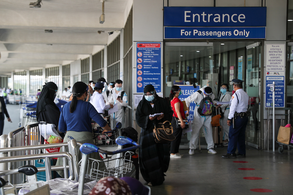 Passengers queue at a departure area of the Ninoy Aquino International Airport. May 31, 2021. Jonathan Cellona, ABS-CBN News