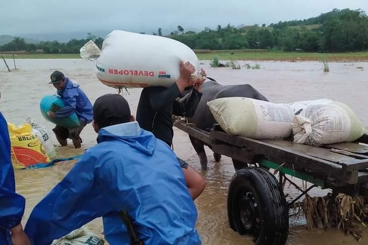 Farmers try to save cavans of corn as heavy rains brought by severe tropical storm Maring cause flooding in Baggao, Cagayan on October 11, 2021. Photo courtesy of Bobby Dumayag, Jr