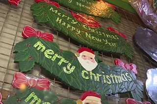 Mga mamimili ng mga Christmas gift dagsa na