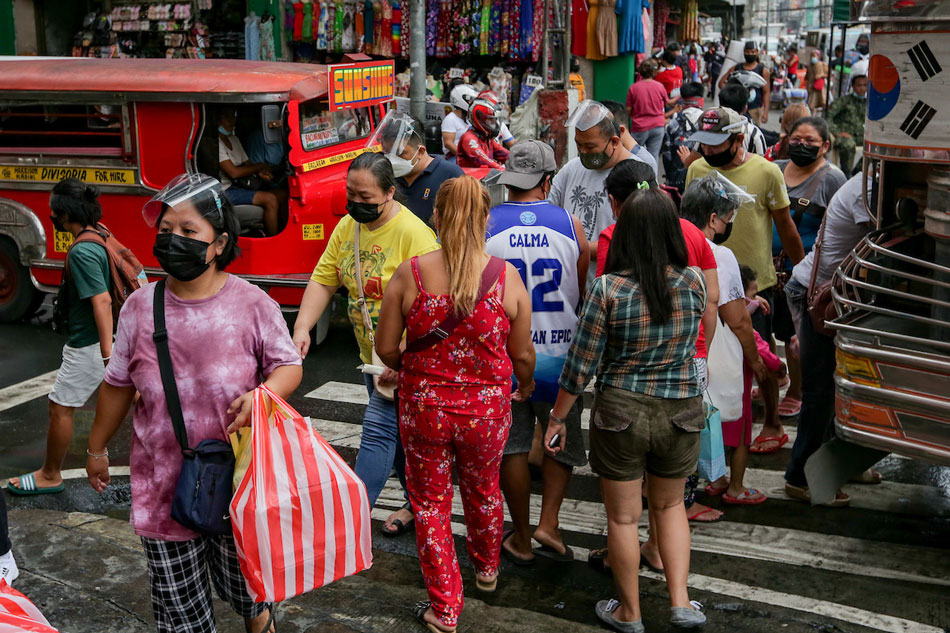 People visit market stalls in Divisoria, Manila on October 18, 2021. The Inter-Agency Task Force placed the National Capital Region under COVID-19 Alert Level 3 last October 16 until October 31, giving way for the gradual reopening of the economy. George Calvelo, ABS-CBN News