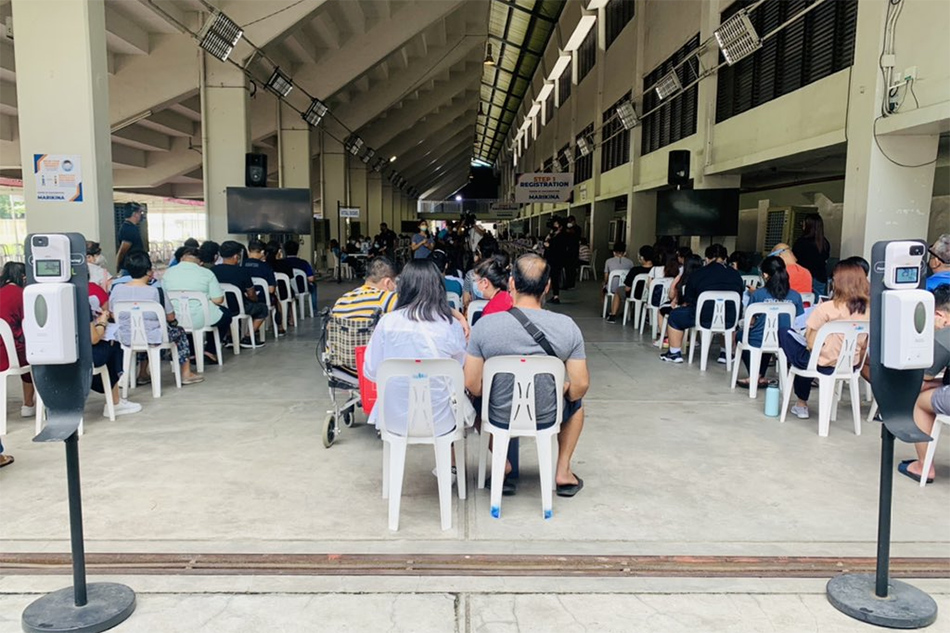 Pag-aarangkada ng pagbabakuna ng mga menor de-edad na may health risks sa Marikina Sports Center. Bianca Dava, ABS-CBN News
