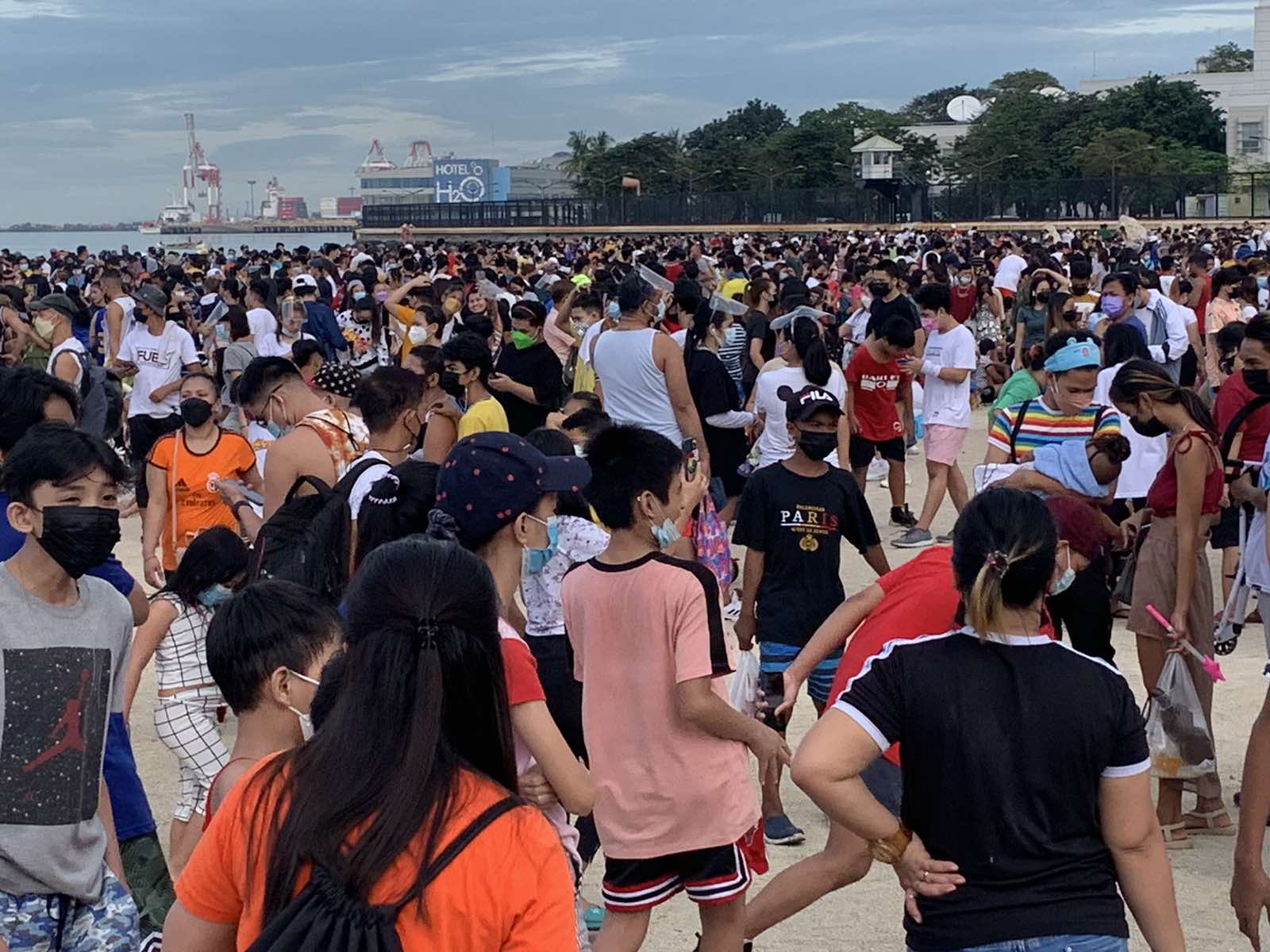 Thousands visit Manila's dolomite beach on Sunday morning amid the COVID-19 pandemic. Jekki Pascual, ABS-CBN News