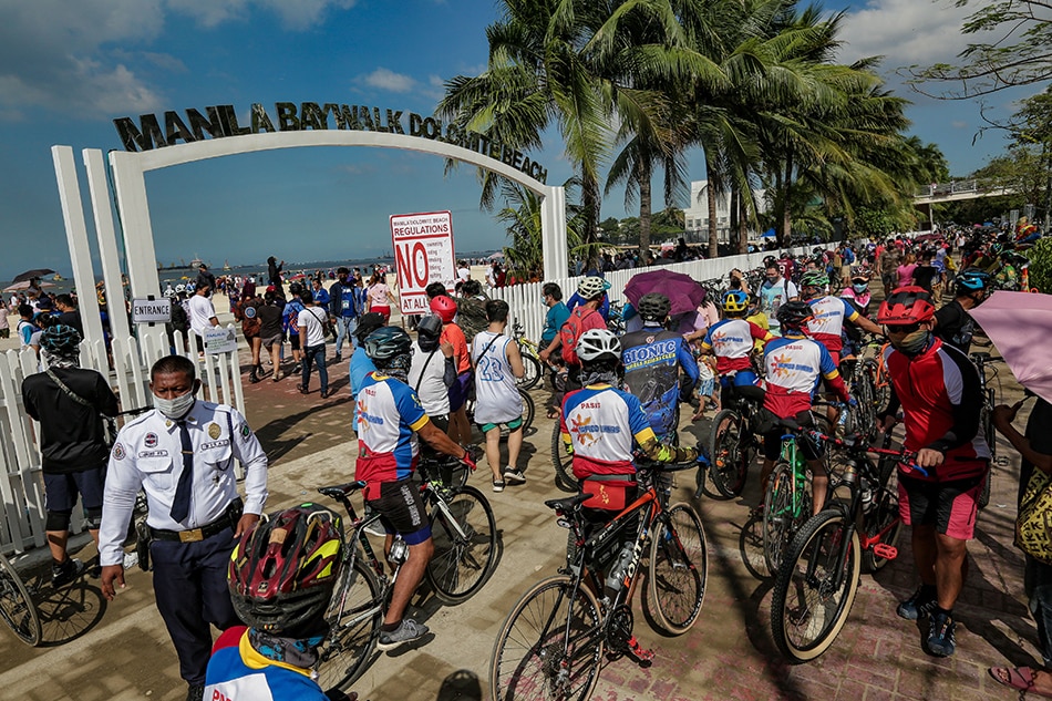 People flock to the Manila Baywalk Dolomite Beach along Roxas Boulevard in Manila, Sunday, October 17, 2021. The project was opened on the same day the IATF announced the easing of COVID-19 restrictions to Alert Level 3 in NCR on October 16. Public may visit the site daily from 8 am - 11 am, and 3 pm - 6 pm. George Calvelo, ABS-CBN News