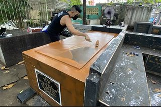 TINGNAN: Artist nagpipinta ng disenyo sa nitso ng ama