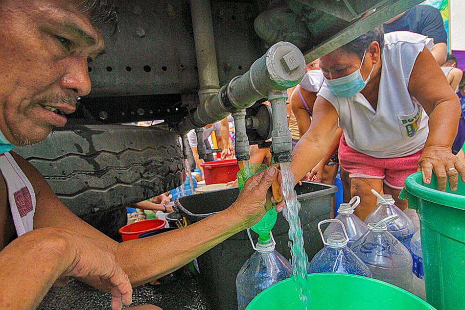Pandacan residents line up for water