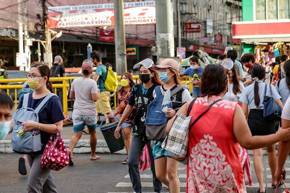 People visit market stalls in Divisoria, Manila on November 2, 2021. More people are spending time outdoors as active COVID-19 cases continue to decrease with the Department of Health (DOH) reporting the lowest number of active cases in 8 months on Tuesday. George Calvelo, ABS-CBN News