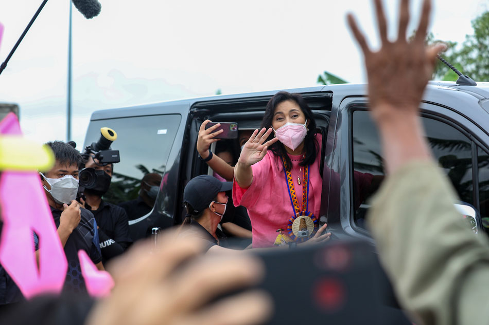 Vice President Leni Robredo greeted supporters from various sectors who joined the Negros for Leni caravan as she started her first day of Negros Occidental visit in Bacolod City on Friday, Nov. 5, 2021. Jay Ganzon, OVP/handout