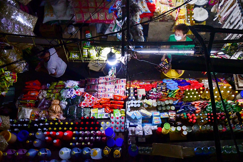 Pagbebenta ng Noche Buena items sa isang palengke sa Quezon City noong 2020. Mark Demayo, ABS-CBN News/File
