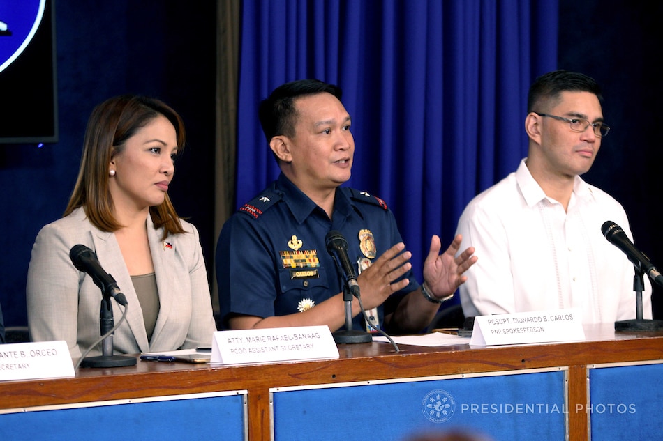 Then Philippine National Police spokesperson Dionardo Carlos (center) joins a press briefing on Jan 22, 2018. Yancy Lim, Malacañang Photo/File