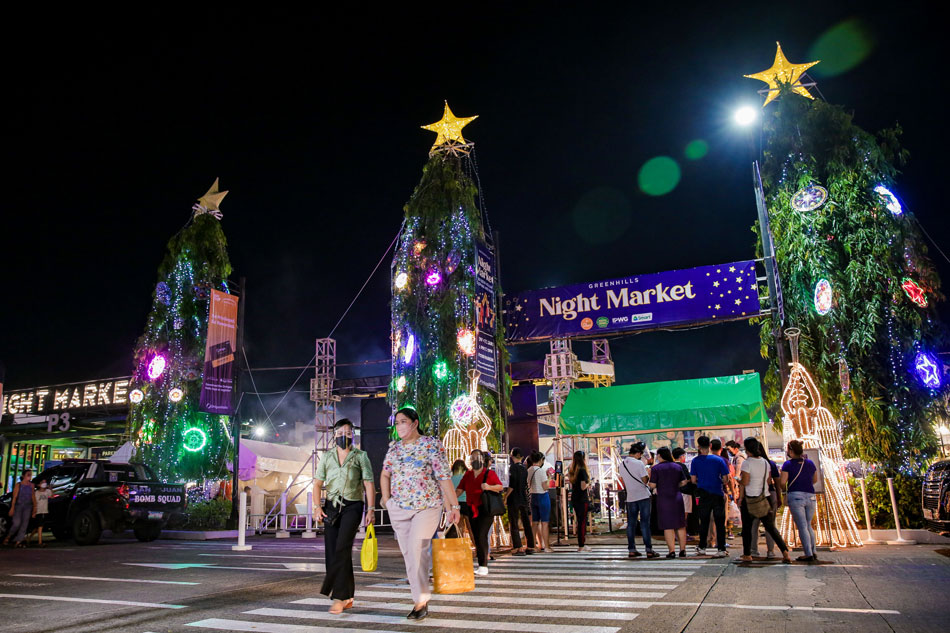 People visit the Night Market at the Greenhills Shopping Center during its launch on November 4, 2021. The night market is one of the mall’s attractions for the upcoming Christmas season and will be open from 4 pm to 11 pm, from November 4, 2021, until January 7, 2021. George Calvelo, ABS-CBN News/File