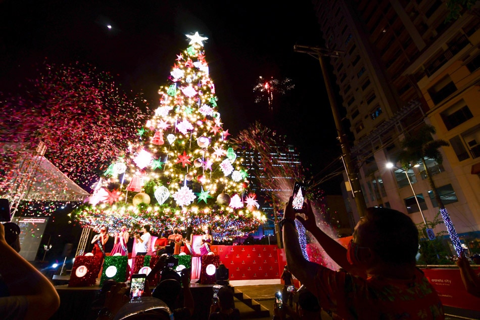 Araneta Christmas Tree lights up Cubao