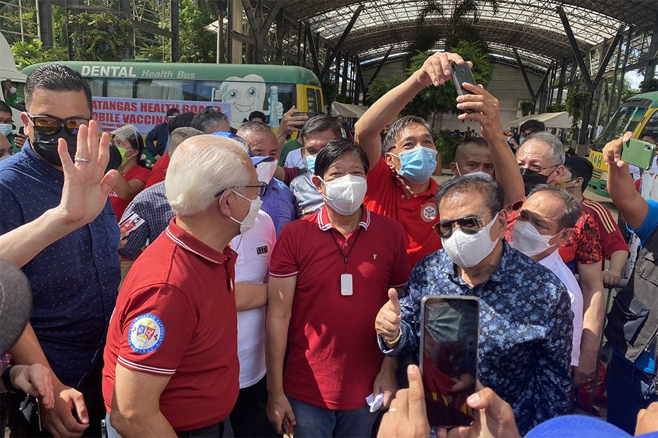 Presidential aspirant Bongbong Marcos with Batangas Gov Dodo Mandanas & Narvacan Ilocos Sur Mayor Chavit Singson at the Batangas Provincial Capitol. Jacque Manabat, ABS-CBN News