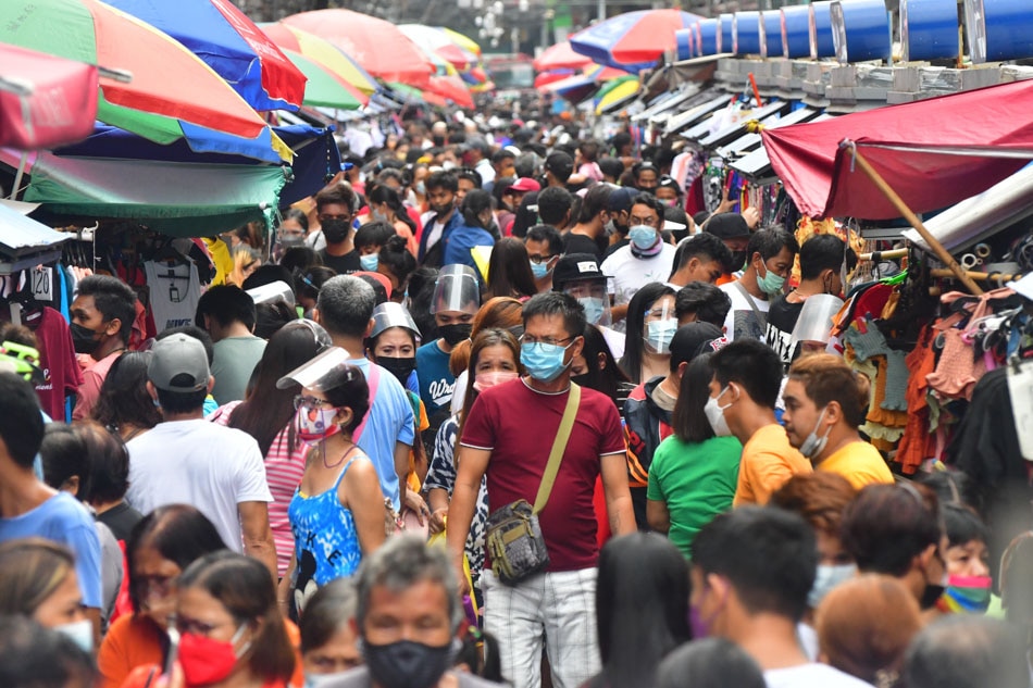 Shoppers go around the Divisoria market in Manila on Sunday, November 14, 2021. Mark Demayo, ABS-CBN News/File