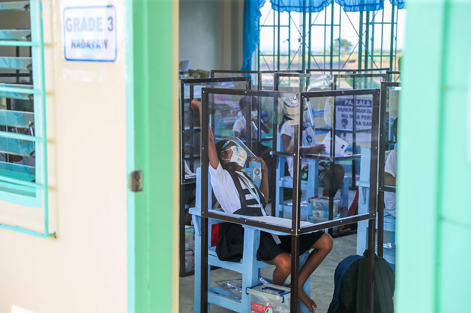 Mga estudyante sa Longos Elementary School sa Alaminos City, Pangasinan noong Nobyembre 15, 2021, unang araw ng pilot implementation ng limited face-to-face classes. Jonathan Cellona, ABS-CBN News