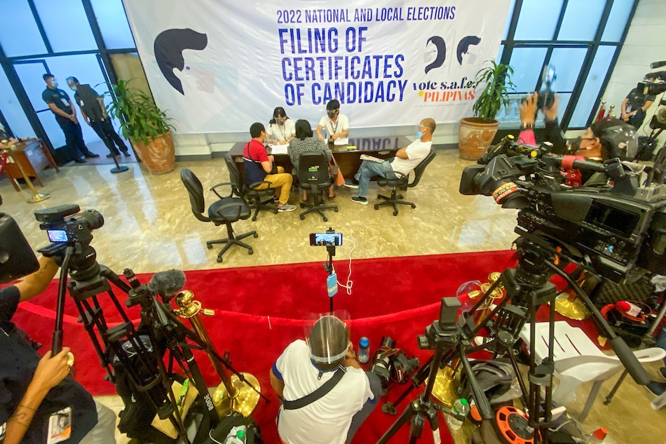 Members of the media wait inside the Commission on Elections headquarters in Intramuros, Manila on November 12, 2021 ahead of the substitution deadline for the 2022 national elections. Jonathan Cellona, ABS-CBN News