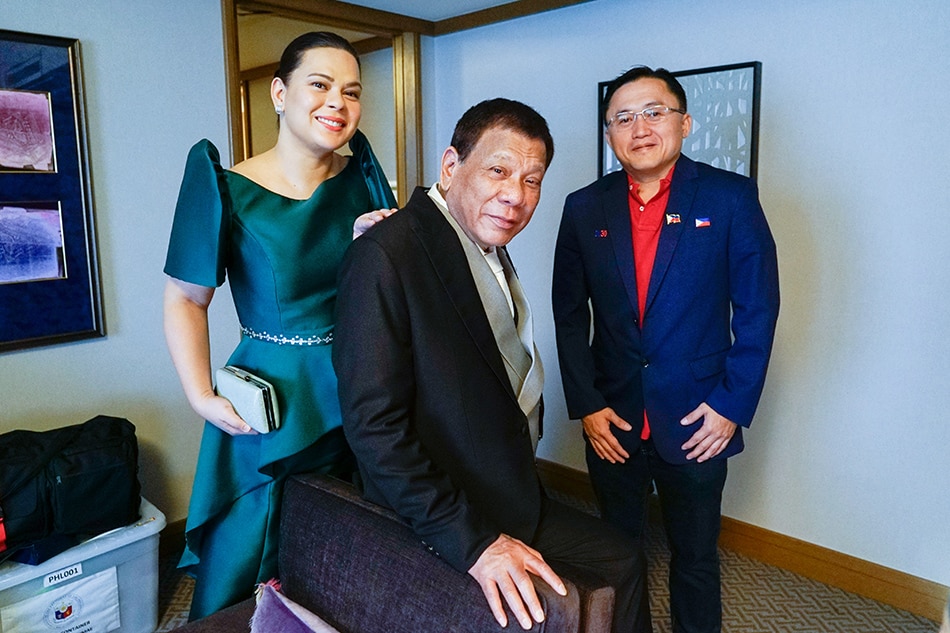 President Rodrigo Duterte poses for a photo with his daughter, Davao City Mayor Sara Duterte-Carpio, and Senator Christopher 
